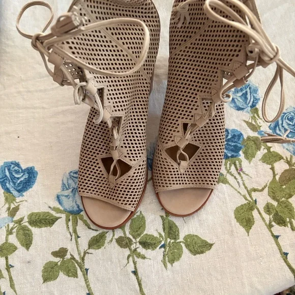Frye Gabby Ghillie Beige Lace-Up Ankle Booties; 7.5; never worn, without box - Picture 1 of 5